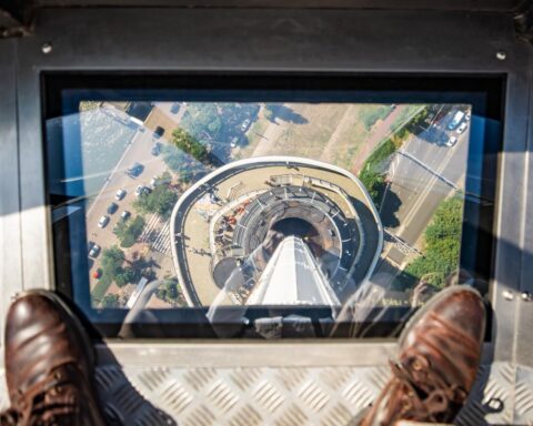 Premier Jetten annuleert deelname aan abseilen van de Euromast in Rotterdam