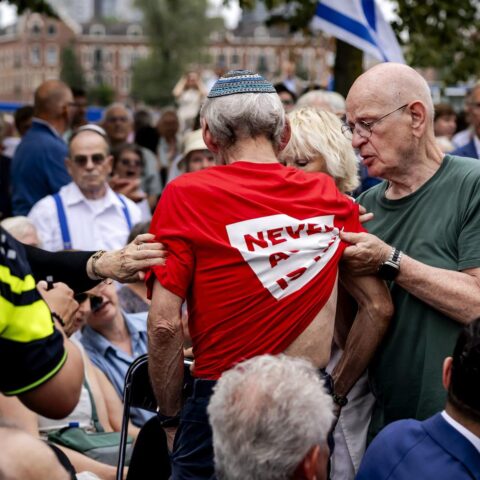 Protesters verstoren Holocaustherdenking in Rotterdam tijdens toespraak van Israëlische ambassadeur