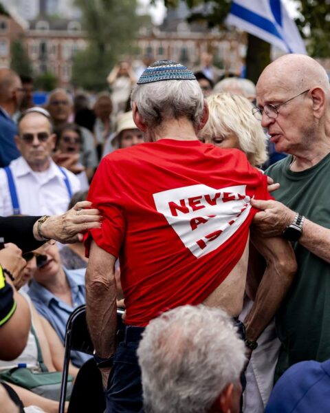 Protesters verstoren Holocaustherdenking in Rotterdam tijdens toespraak van Israëlische ambassadeur