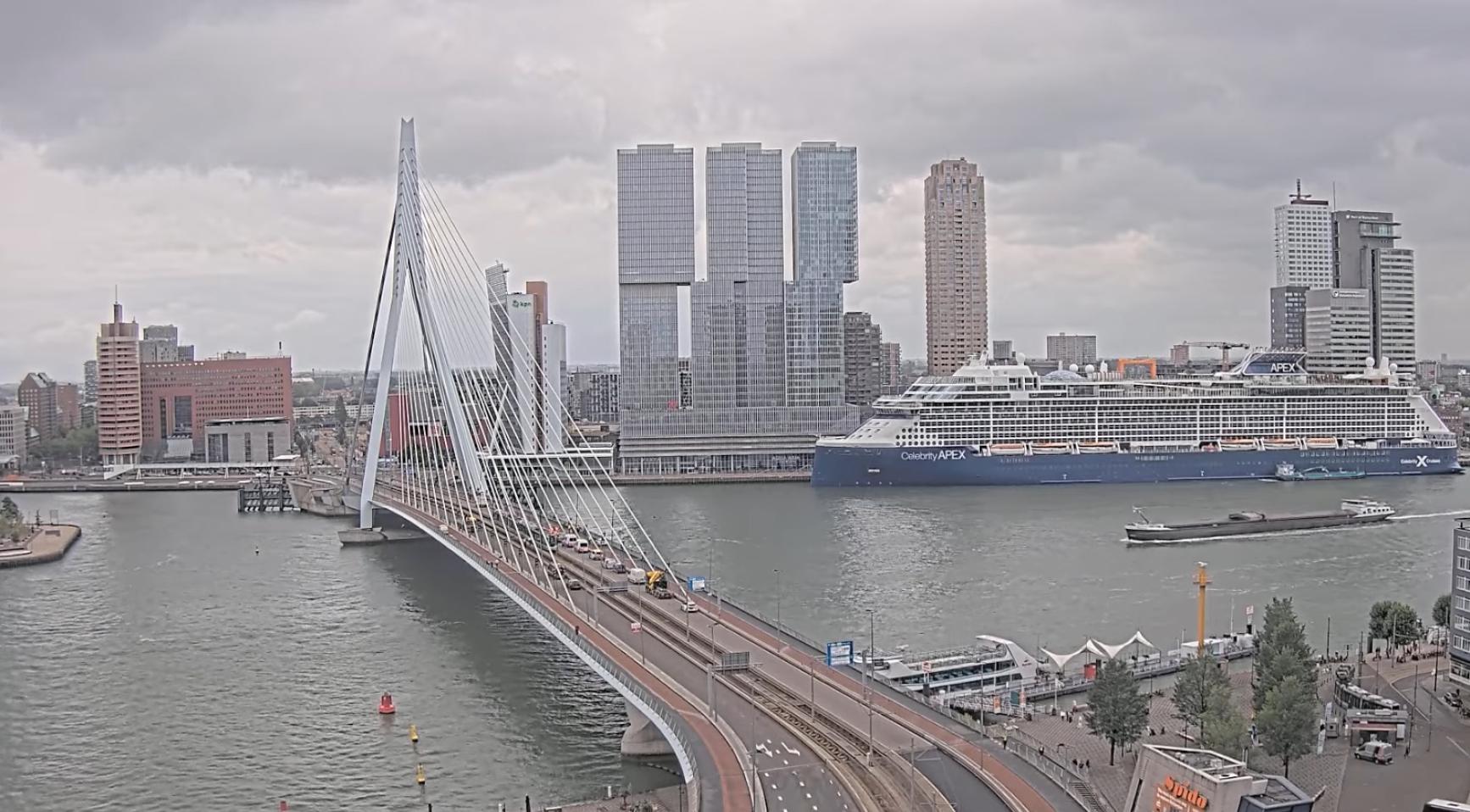Rotterdamse burgemeester bezoekt locatie van tramongeluk; zeven mensen opgenomen in ziekenhuis