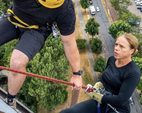 Rotterdamse burgemeester Carola Schouten abseilt van de Euromast ondanks hoogtevrees