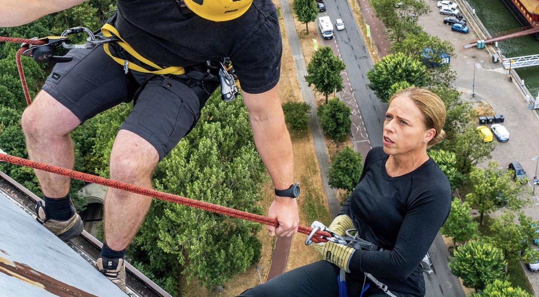 Rotterdamse burgemeester Carola Schouten abseilt van de Euromast ondanks hoogtevrees