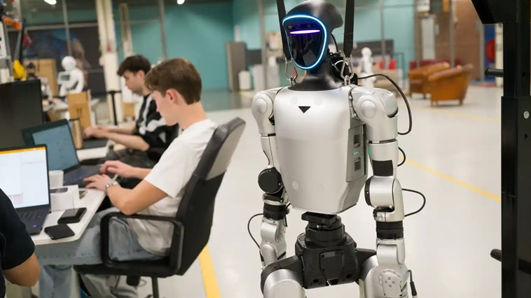 Schiedam opent praktijkcentrum voor humanoïde robots als ondersteuning in werkomgevingen