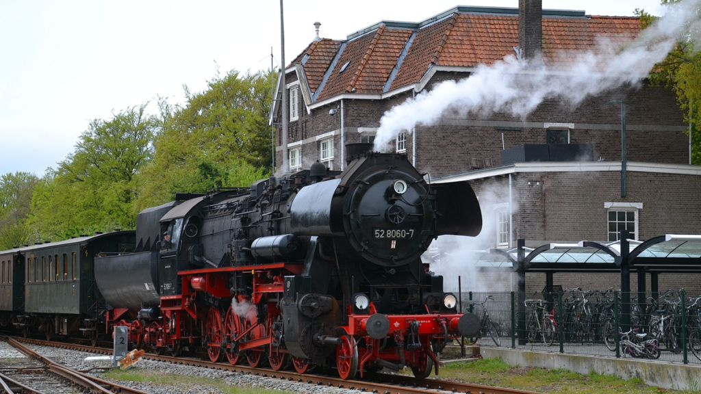 Stadskanaal redt historische spoorlijn door aankoop van twee stations