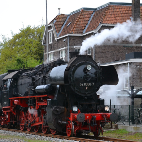 Stadskanaal redt historische spoorlijn door aankoop van twee stations