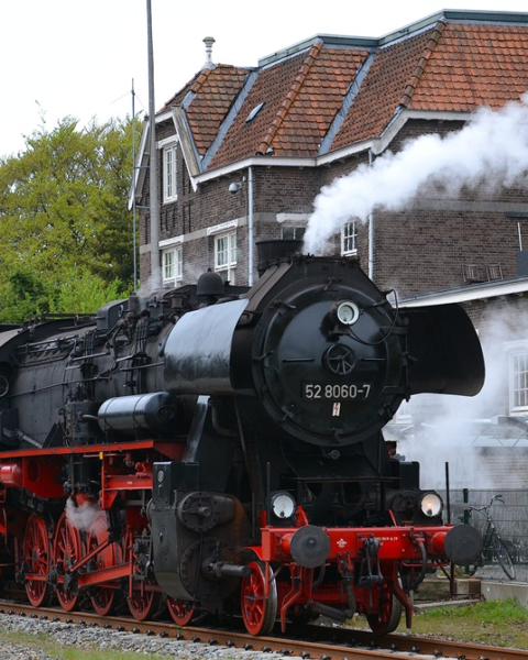 Stadskanaal redt historische spoorlijn door aankoop van twee stations
