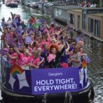 Stand van 10.000 toeschouwers in aanbouw op de Prinsengracht voor WorldPride Canal Parade