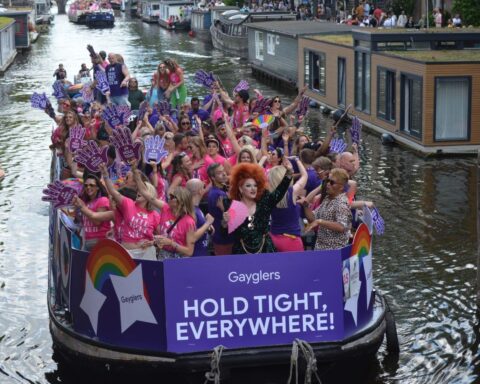 Stand van 10.000 toeschouwers in aanbouw op de Prinsengracht voor WorldPride Canal Parade