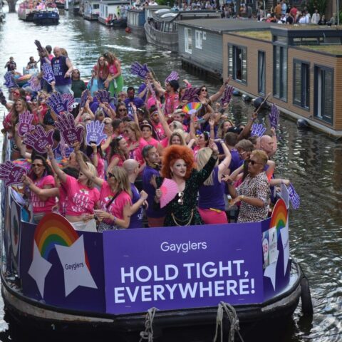 Stand van 10.000 toeschouwers in aanbouw op de Prinsengracht voor WorldPride Canal Parade