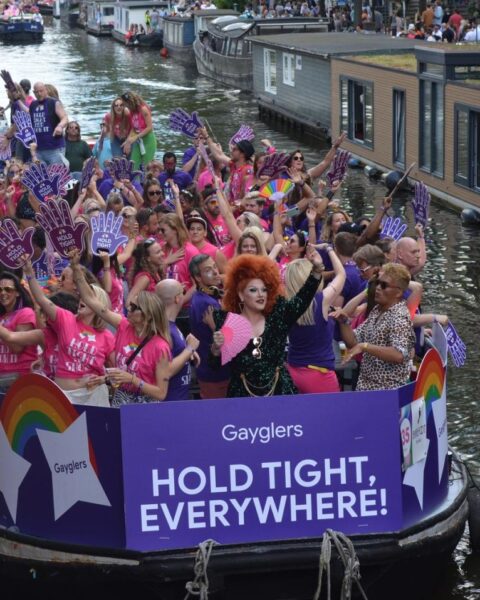 Stand van 10.000 toeschouwers in aanbouw op de Prinsengracht voor WorldPride Canal Parade
