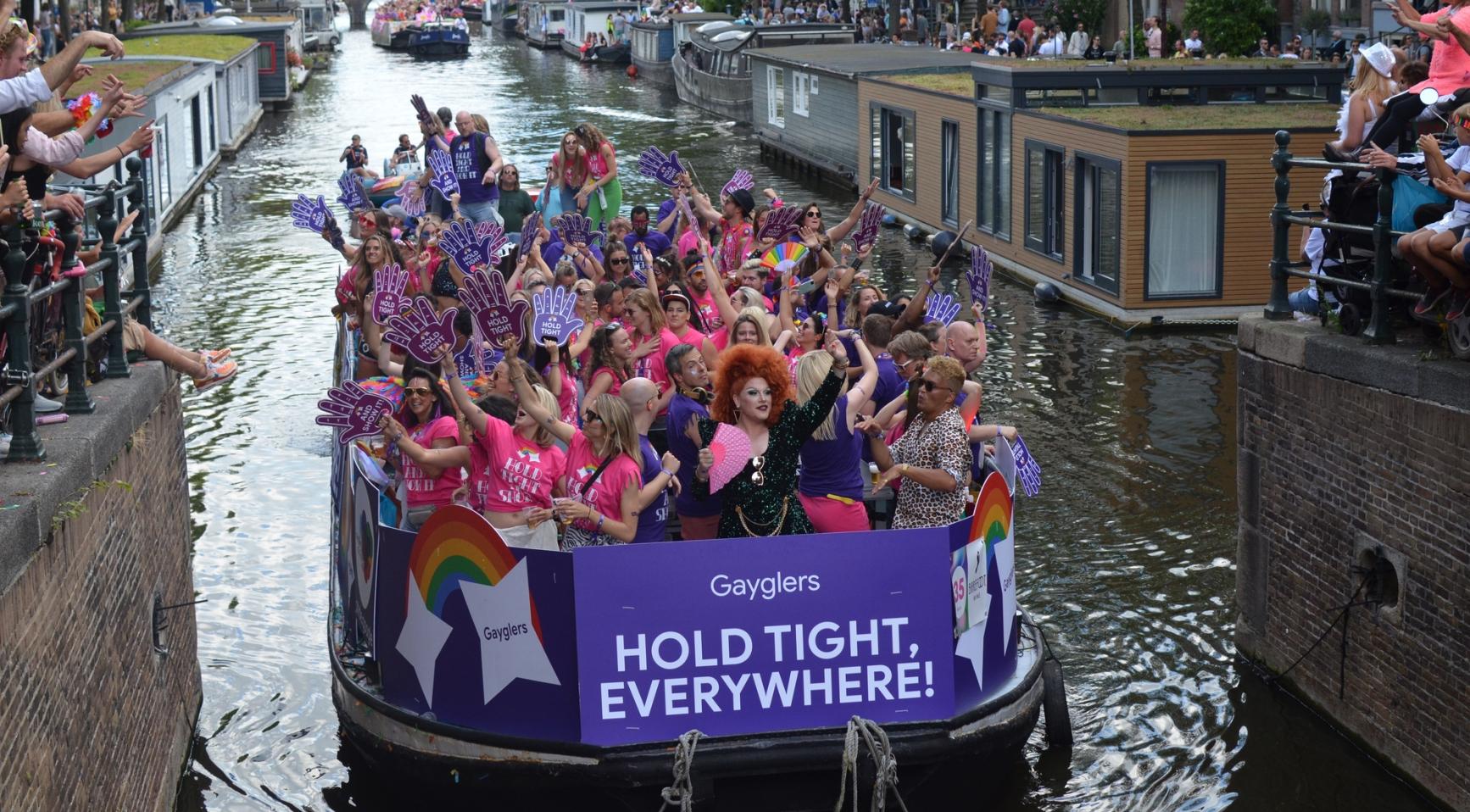 Stand van 10.000 toeschouwers in aanbouw op de Prinsengracht voor WorldPride Canal Parade