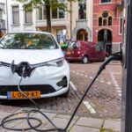 Steeds meer mensen kopen tweedehands elektrische auto door stijgende brandstofprijzen door oorlog in Iran