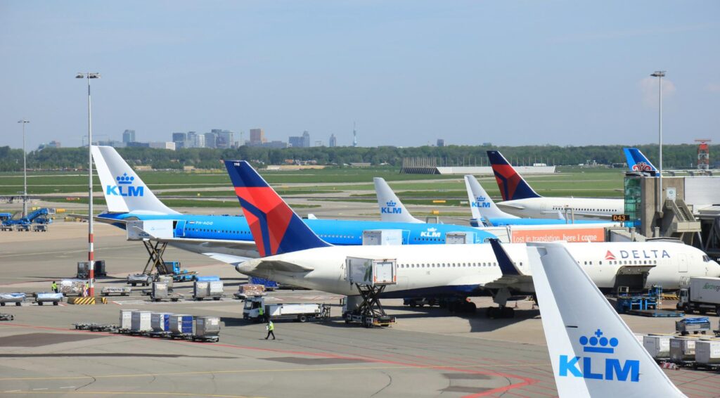 Steeds meer reizigers op Nederlandse luchthavens ondanks oorlog in Iran; 21,2 miljoen in Q2