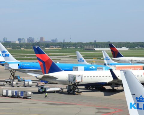 Steeds meer reizigers op Nederlandse luchthavens ondanks oorlog in Iran; 21,2 miljoen in Q2