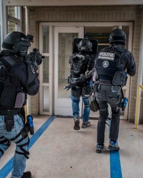 Swatting als sextortie: Gewapende politie naar huis van tiener na weigering om naaktfoto's te sturen