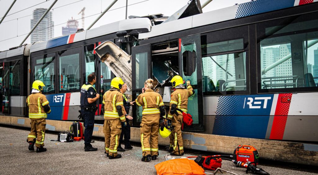 Twee trams in Rotterdam botsen op de Erasmusbrug; minstens 15 mensen gewond