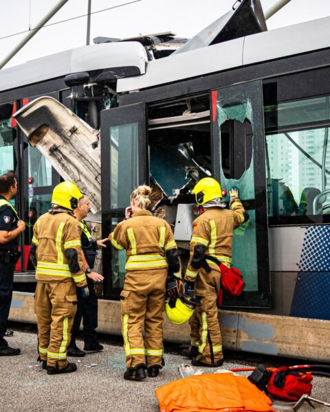 Twee trams in Rotterdam botsen op de Erasmusbrug; minstens 15 mensen gewond