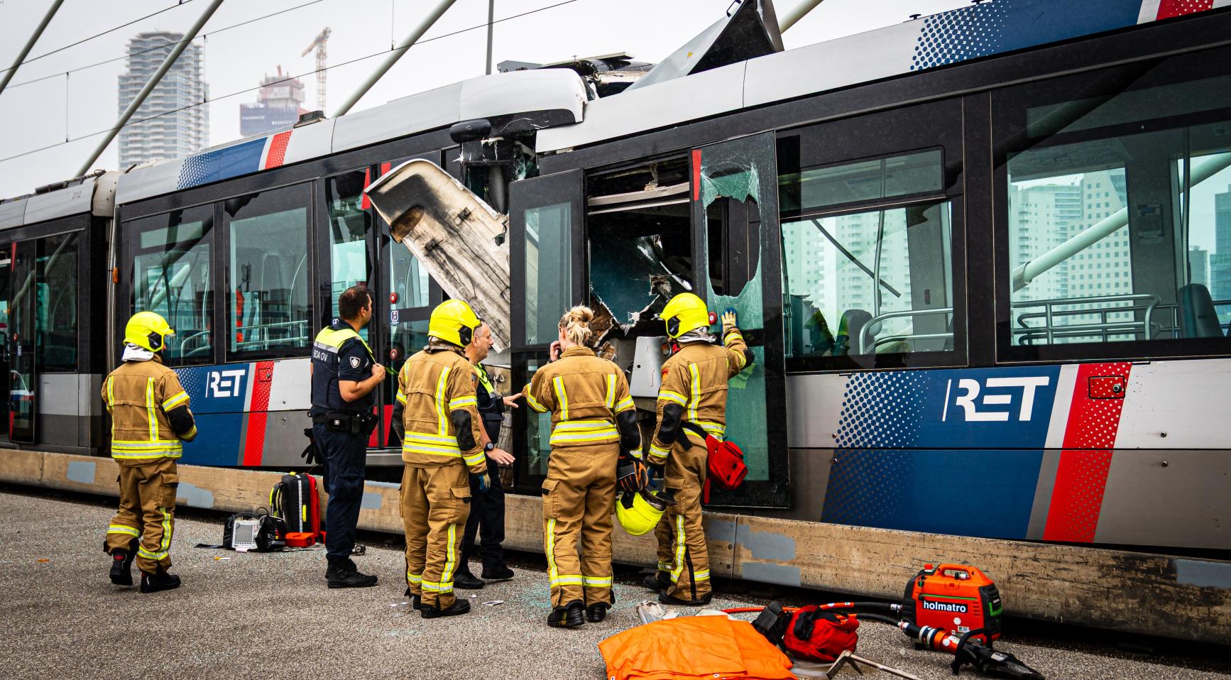 Twee trams in Rotterdam botsen op de Erasmusbrug; minstens 15 mensen gewond