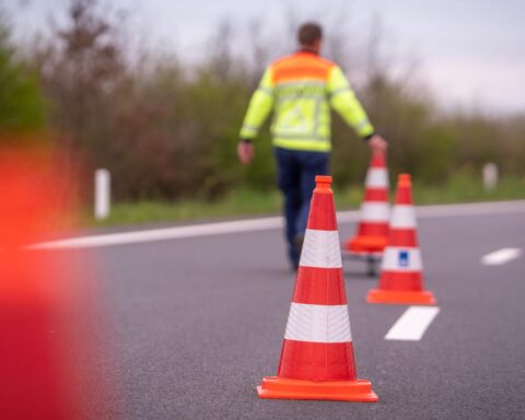 Tweede Kamer wil langere rijverboden na ernstige ongevallen; boetes voor onnodig toeteren