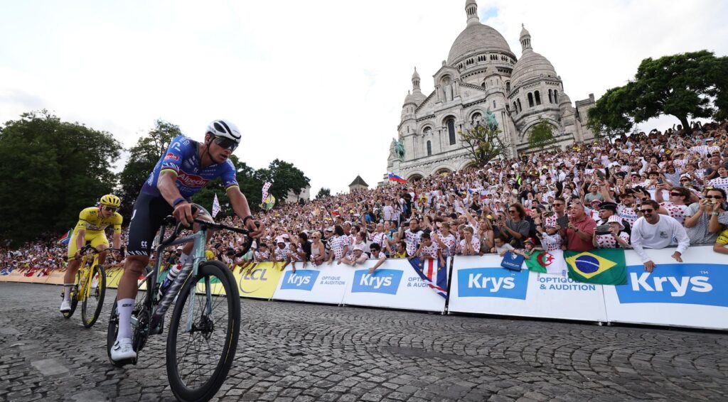 Van der Poel wint laatste etappe van de Tour de France op de Champs-Élysées