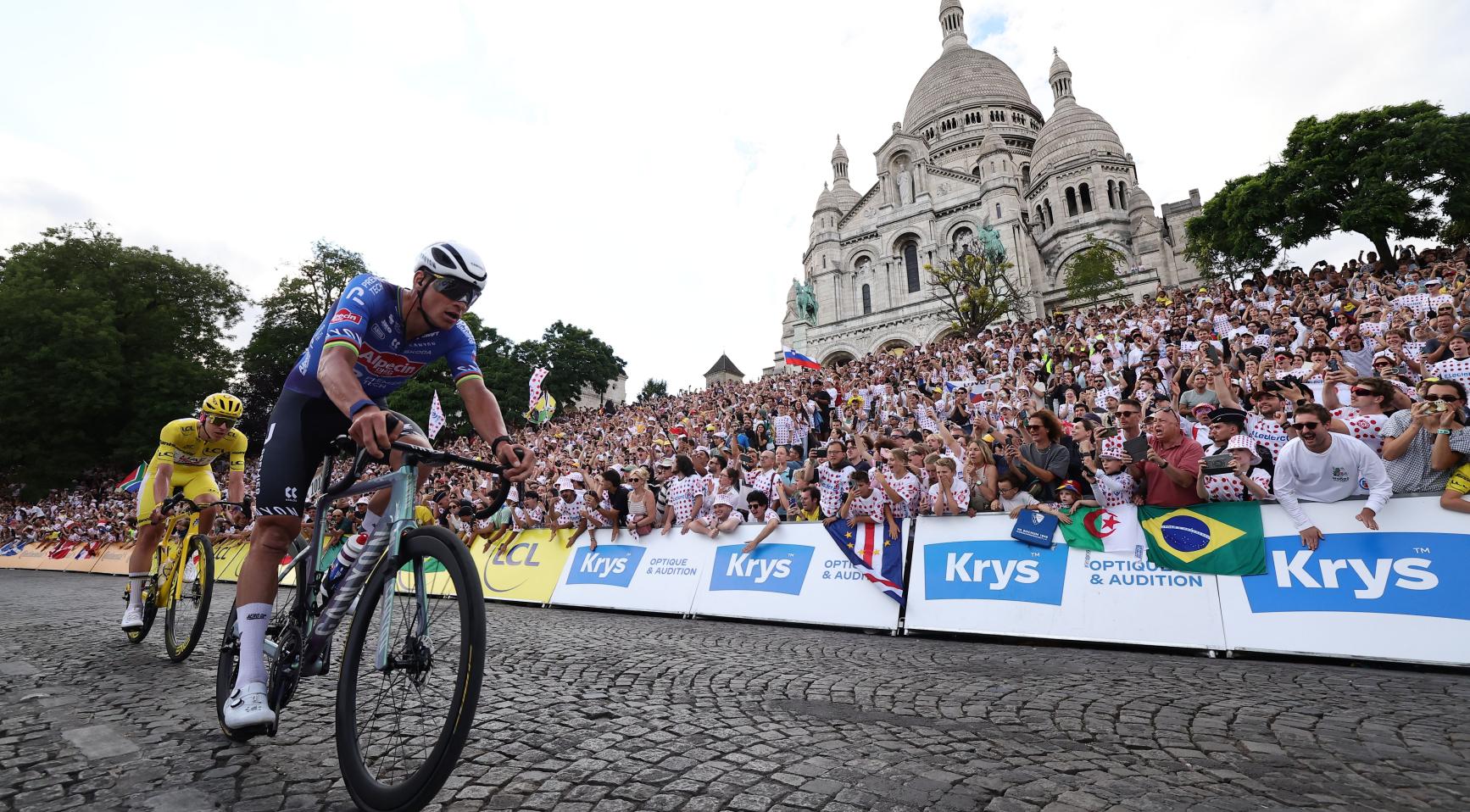 Van der Poel wint laatste etappe van de Tour de France op de Champs-Élysées