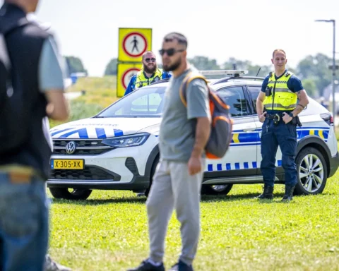 Veiligheidsrisico rond aanmeldcentrum Ter Apel; asielzoekers krijgen dagopvang binnen.