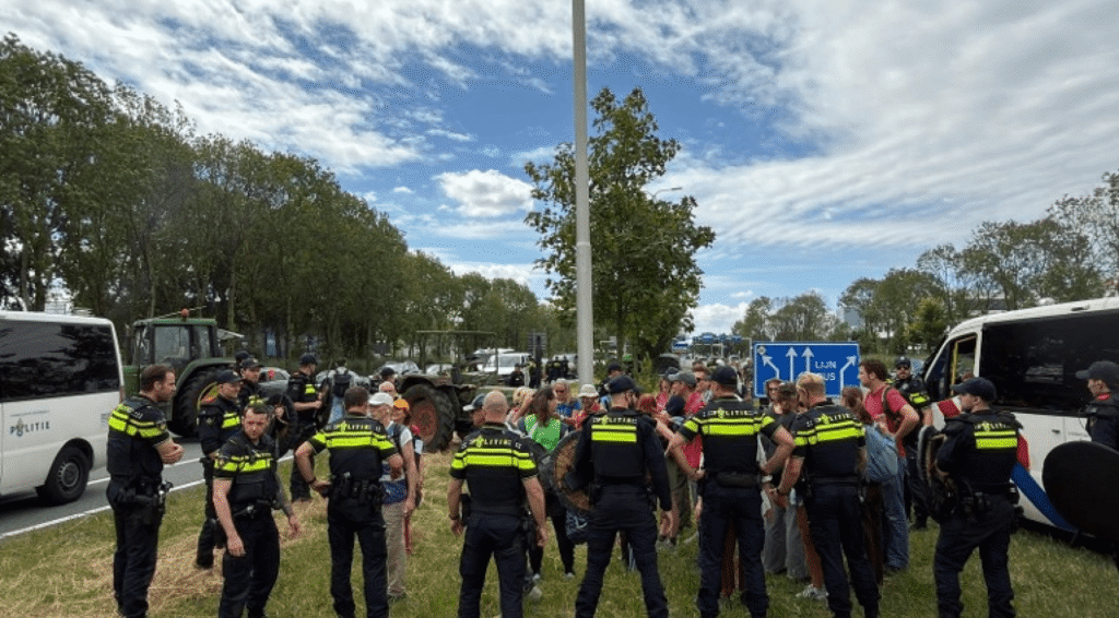 Video: meer dan 270 arrestaties door Nederlandse politie na blokkade A12 bij Utrecht