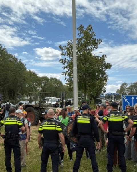 Video: meer dan 270 arrestaties door Nederlandse politie na blokkade A12 bij Utrecht