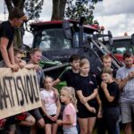 Video: Nederlandse boeren protesteren tegen stikstofplannen van de regering langs drukke snelwegen