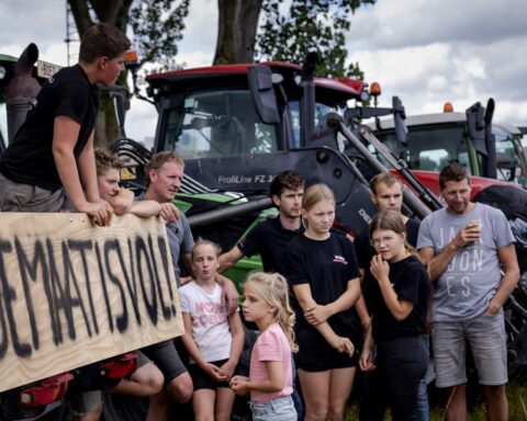 Video: Nederlandse boeren protesteren tegen stikstofplannen van de regering langs drukke snelwegen