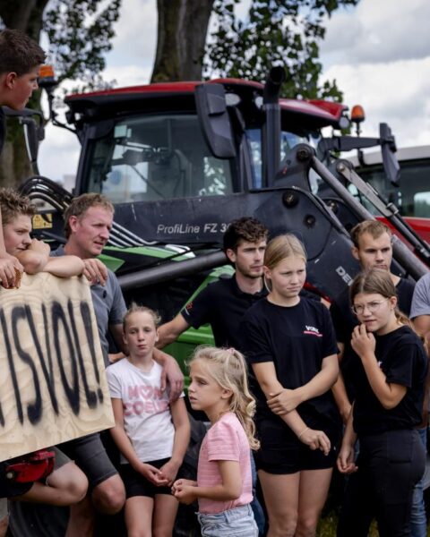 Video: Nederlandse boeren protesteren tegen stikstofplannen van de regering langs drukke snelwegen