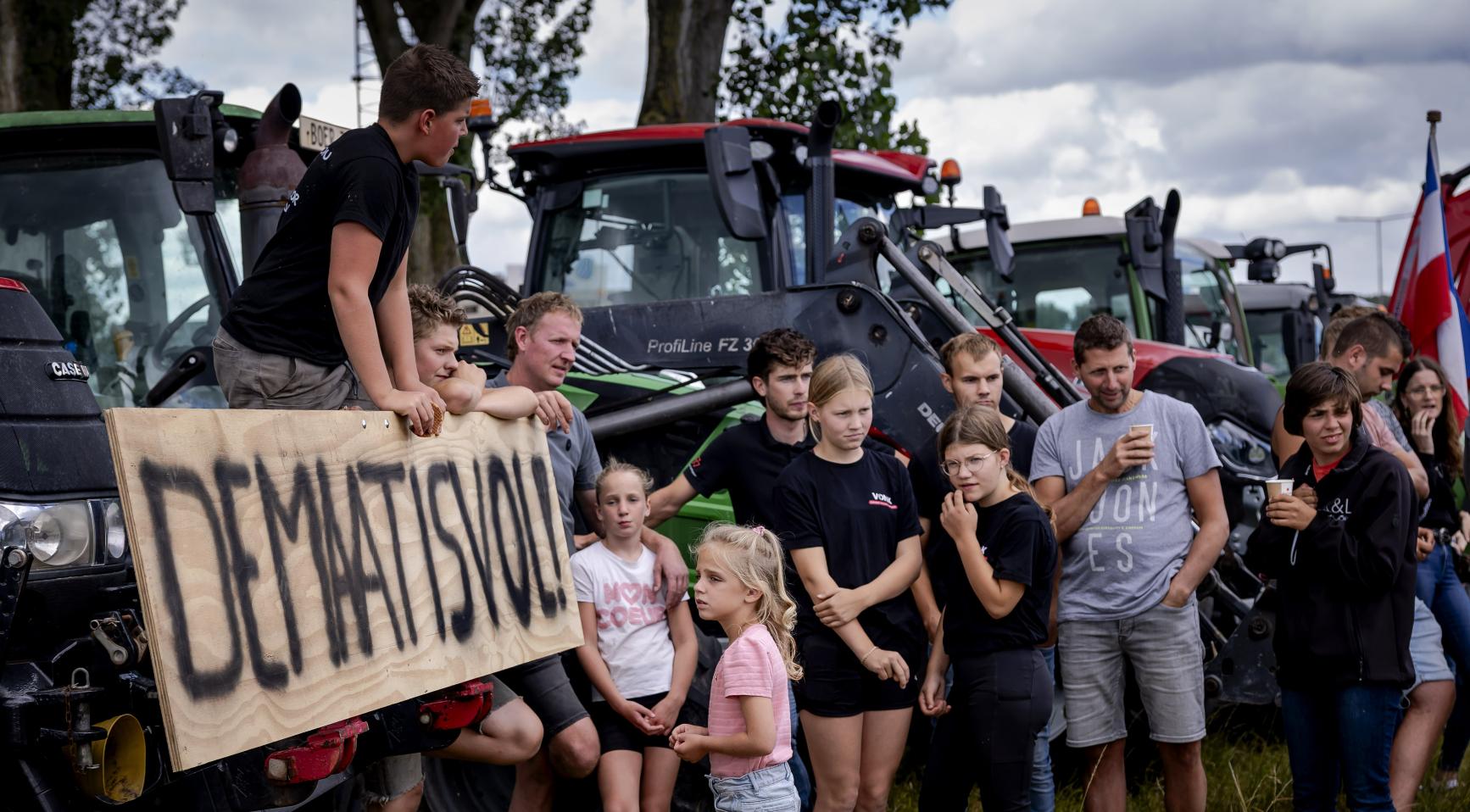 Video: Nederlandse boeren protesteren tegen stikstofplannen van de regering langs drukke snelwegen