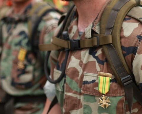 Wandelaars starten 108e editie van de Nijmegen Vierdaagse Marches