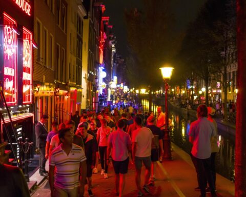 Zeven Roemenen gearresteerd in mensenhandelsoperatie in de Amsterdamse Wallen