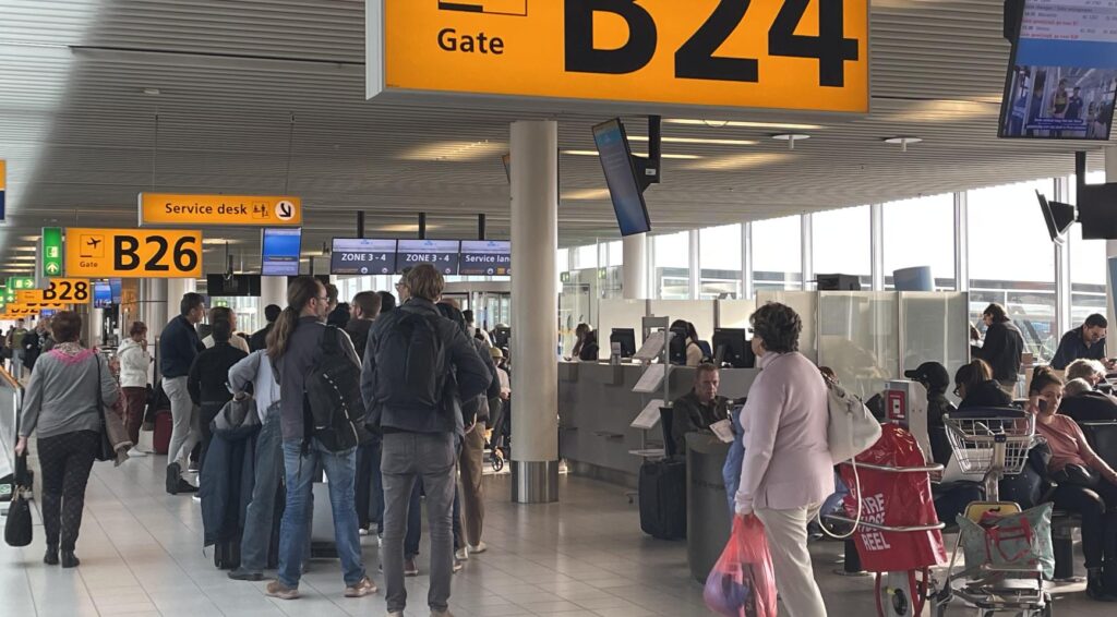Zorgen over drukte op luchthaven Schiphol nu de schoolvakanties beginnen