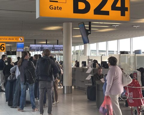 Zorgen over drukte op luchthaven Schiphol nu de schoolvakanties beginnen