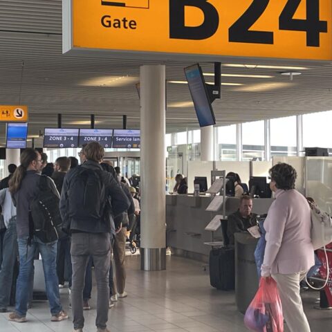 Zorgen over drukte op luchthaven Schiphol nu de schoolvakanties beginnen