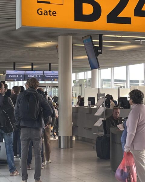 Zorgen over drukte op luchthaven Schiphol nu de schoolvakanties beginnen