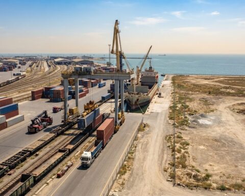 Oezbekistan en Azerbeidzjan bouwen logistieke verbinding naar Europa buiten Rusland om