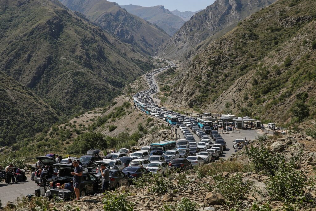 Russische grenspost Verchni Lars verwerkt dagelijks meer dan 20.000 reizigers naar Georgië