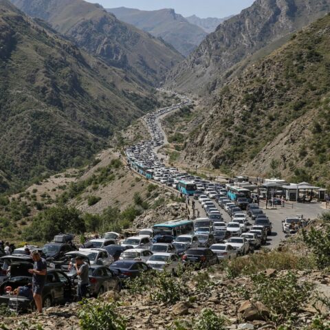 Russische grenspost Verchni Lars verwerkt dagelijks meer dan 20.000 reizigers naar Georgië