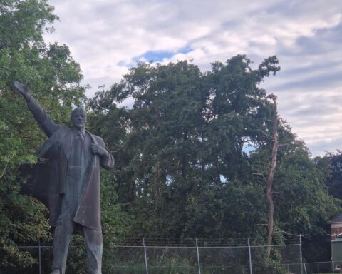 9-meter hoge Lenin-beeld verhuisd naar andere plaats in Groningen