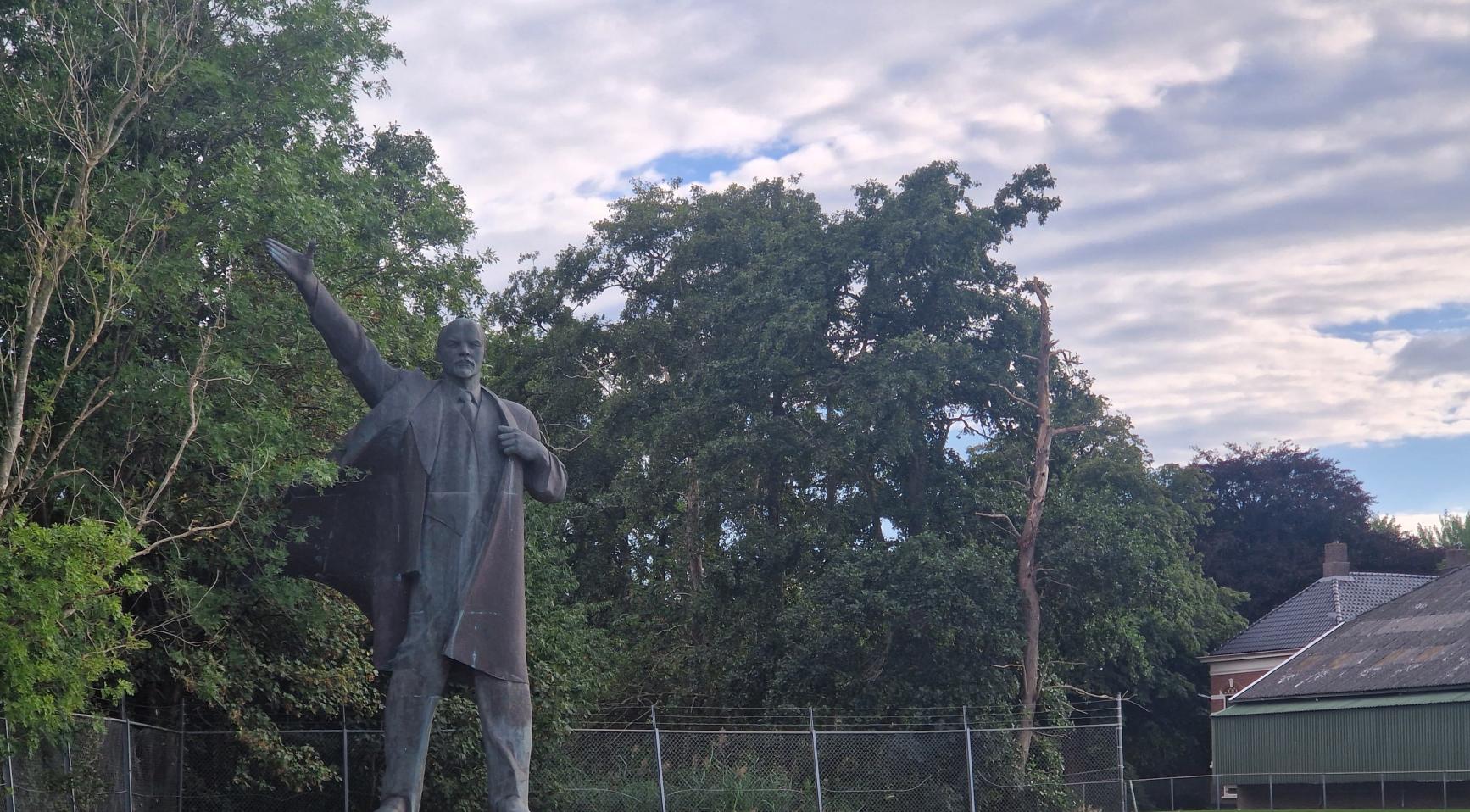 9-meter hoge Lenin-beeld verhuisd naar andere plaats in Groningen
