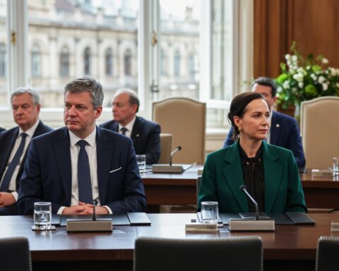 Voormalig Pools onderminister Romanowski aanwezig naast Russische diplomate in Boedapest