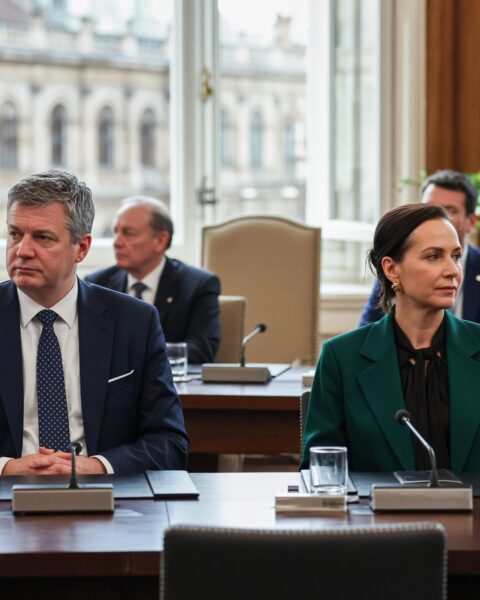 Voormalig Pools onderminister Romanowski aanwezig naast Russische diplomate in Boedapest