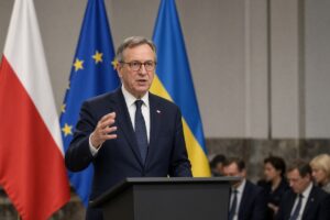 Poolse minister Sikorski waarschuwt EU voor te vroege dialoog met Rusland