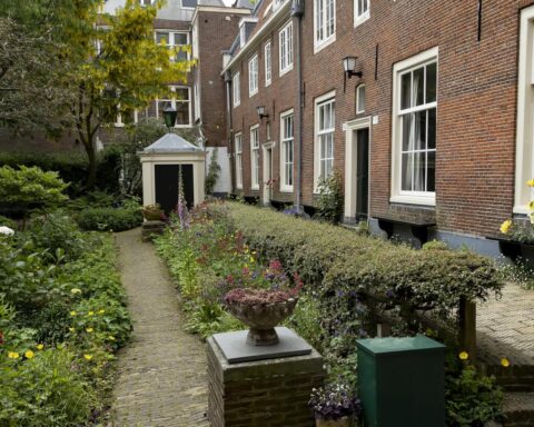 Aantal woningverkopen blijft hoog terwijl verhuurders hun panden blijven verkopen