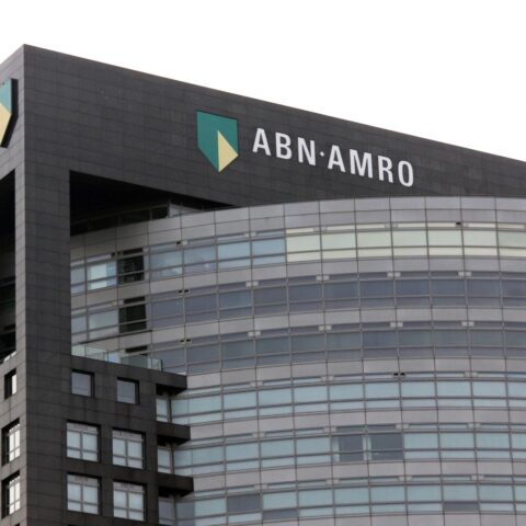 ABN Amro wil werknemers weer op kantoor; plannen om nog eens 2.750 mensen te ontslaan