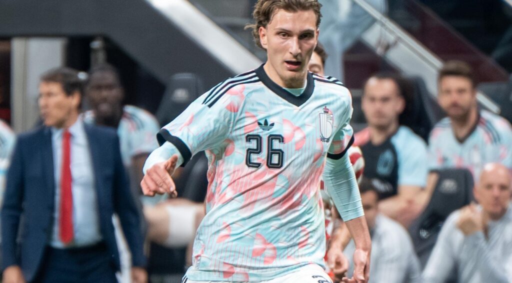 Ajax bereikt mondelinge overeenkomst om Mika Godts voor €55 miljoen aan PSG te verkopen