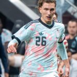 Ajax bereikt mondelinge overeenkomst om Mika Godts voor €55 miljoen aan PSG te verkopen